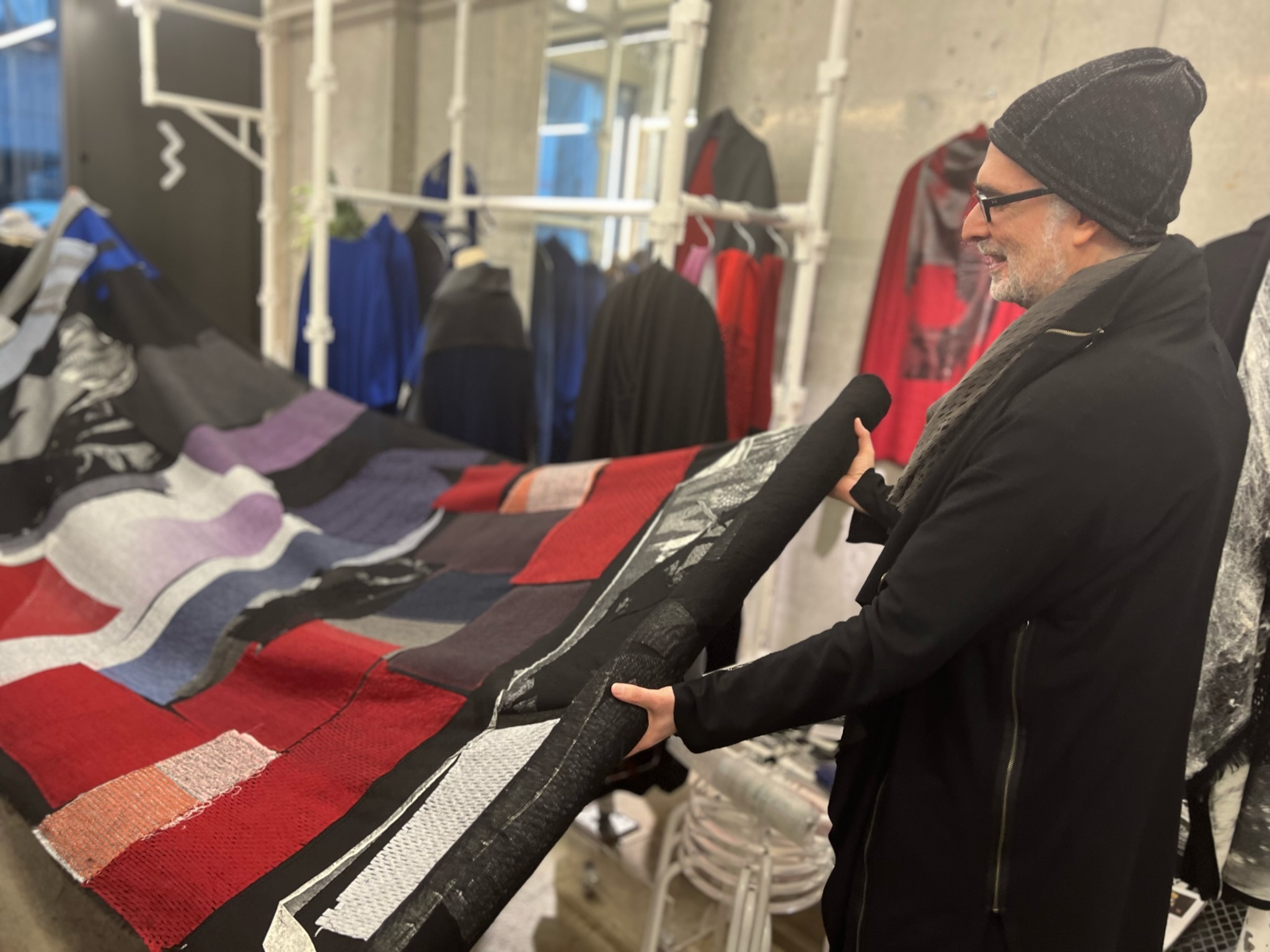 NEWS & TOPICS | ミハイルギニスアオヤマ｜着るアートストール